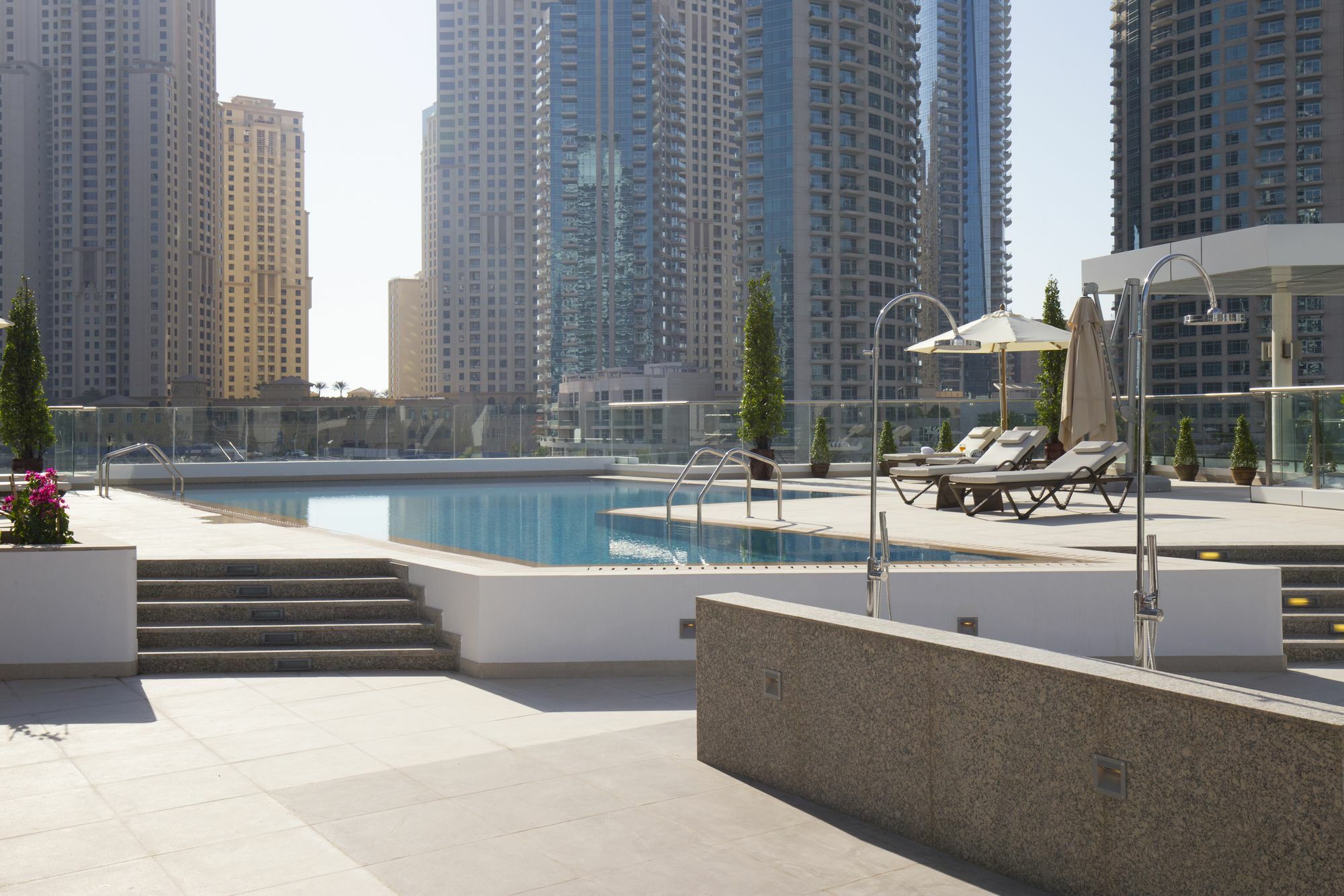 La Verda Suites And Villas Dubai Marina Exterior foto The swimming pool at the complex