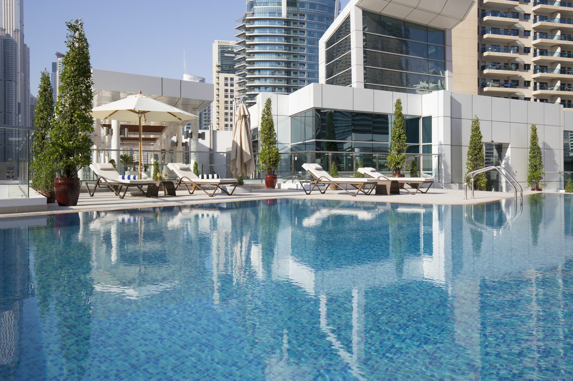 La Verda Suites And Villas Dubai Marina Exterior foto The swimming pool at the hotel