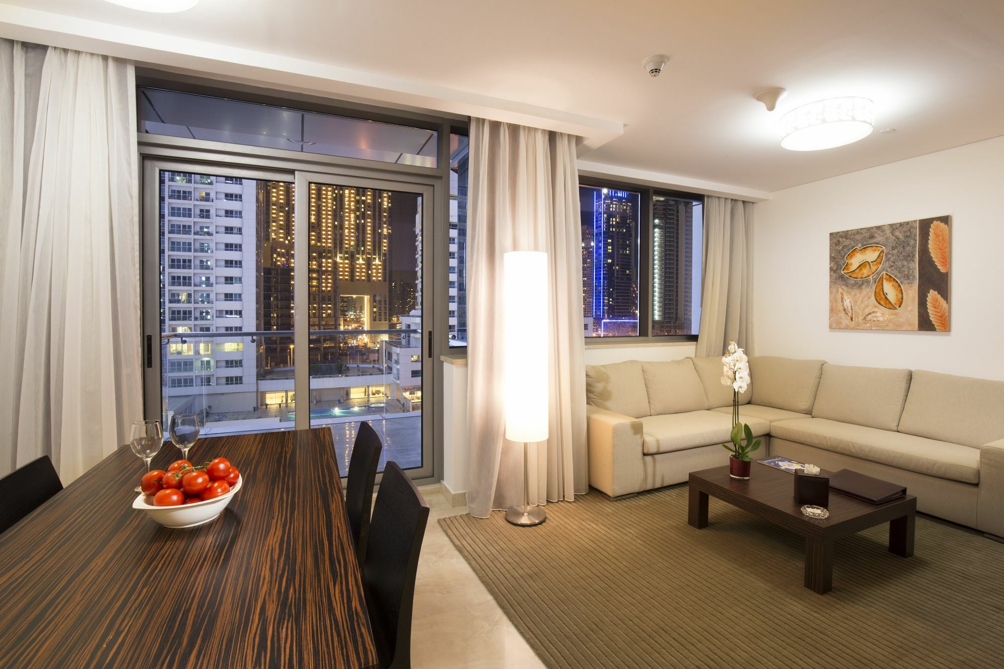 La Verda Suites And Villas Dubai Marina Exterior foto A living room in a serviced apartment in Dubai, United Arab Emirates