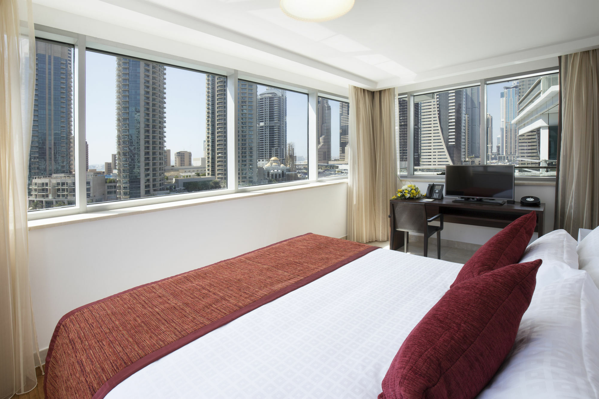 La Verda Suites And Villas Dubai Marina Exterior foto A bedroom at the hotel